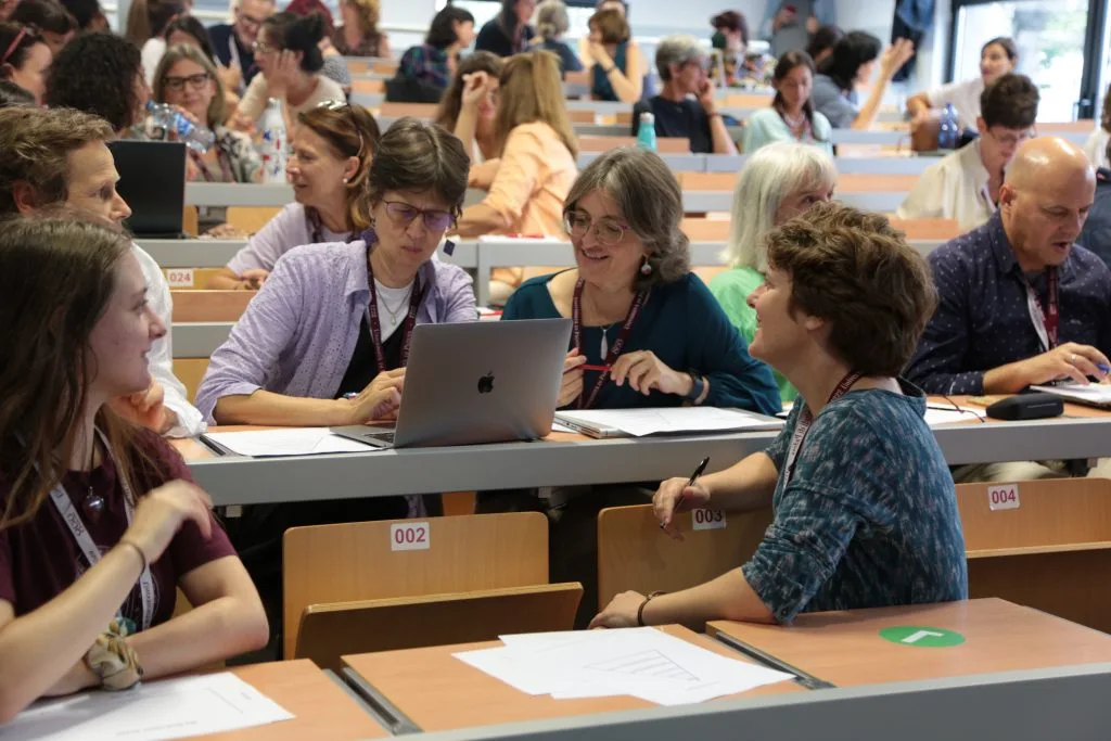 Immagine di docenti e studenti che si confrontano in aula